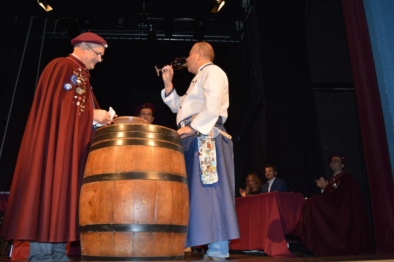 Los televisivos Carlos Sobera y Sonia Fidalgo han cumplido con el ritual de beber el vino y besar el cachu para ser distinguidos como Cofrades de Honor del Vino de Cangas. El Gran Capítulo de la Cofradía es uno de los actos centrales de la Fiesta de la Vendimia que se celebra cada año en Cangas del Narcea en torno a la fiesta del Pilar.