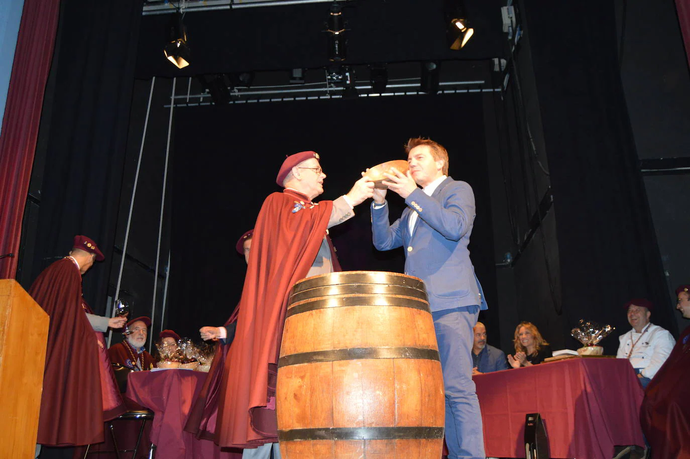 Los televisivos Carlos Sobera y Sonia Fidalgo han cumplido con el ritual de beber el vino y besar el cachu para ser distinguidos como Cofrades de Honor del Vino de Cangas. El Gran Capítulo de la Cofradía es uno de los actos centrales de la Fiesta de la Vendimia que se celebra cada año en Cangas del Narcea en torno a la fiesta del Pilar.