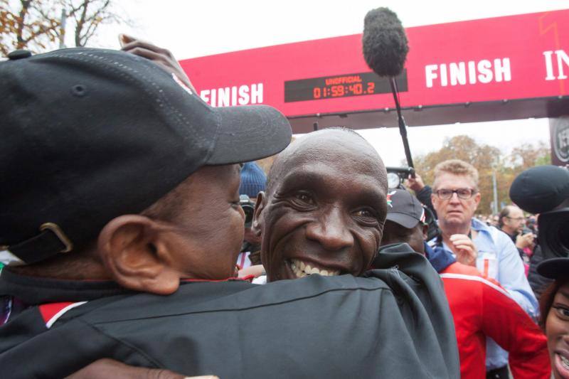 El keniano, de 34 años, logra superar en Viena la última gran barrera del atletismo: 1h59:40