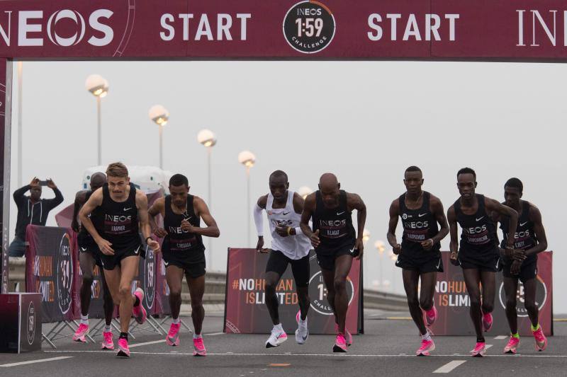 El keniano, de 34 años, logra superar en Viena la última gran barrera del atletismo: 1h59:40