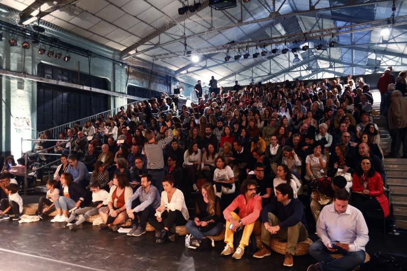 Auditorio completo. El estreno en España de la obra 'Why?', de Peter Brook, galardonado con el Premio Princesa de Asturias de las Artes 2019, ha llenado el espacio de la Fábrica de La Vega de Oviedo habilitado como auditorio.