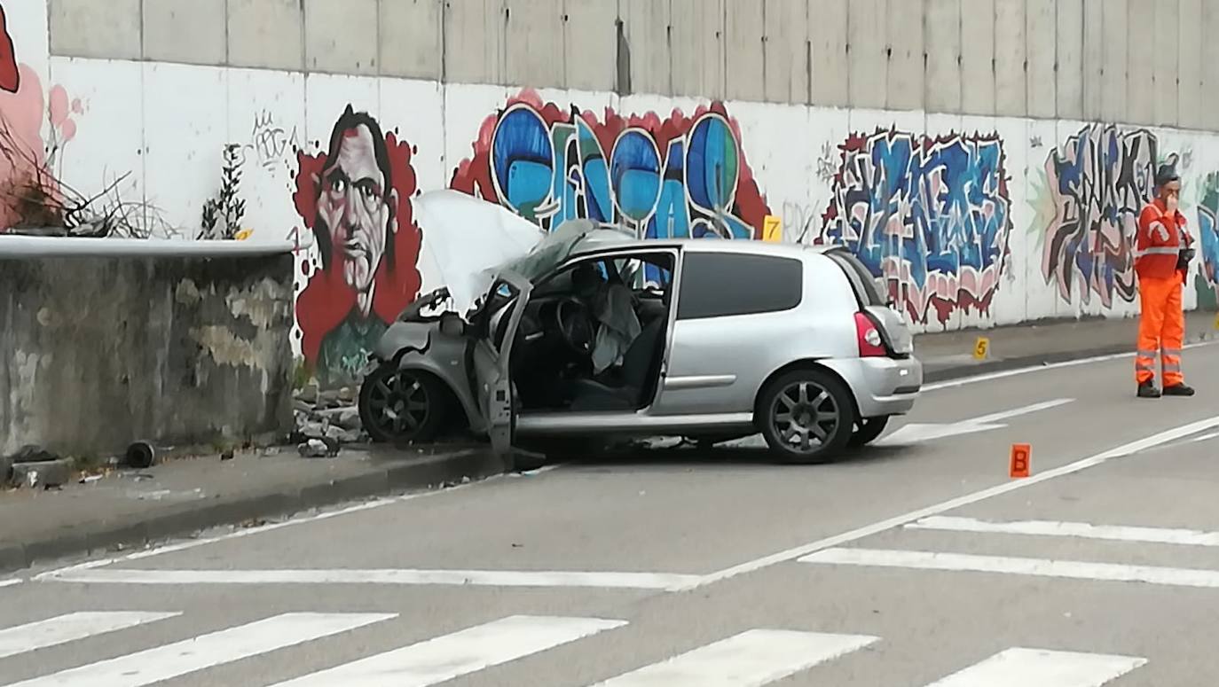 Un hombre y una mujer de 29 7 27 años han resultado heridos de gravedad en un accidente ocurrido en Mieres. El vehículo en el que viajaban se salió de la vía y chocó contra una farola antres de impactar brutalmente contra un muro. Ambos han sido trasladados al HUCA con pronóstico reservado.