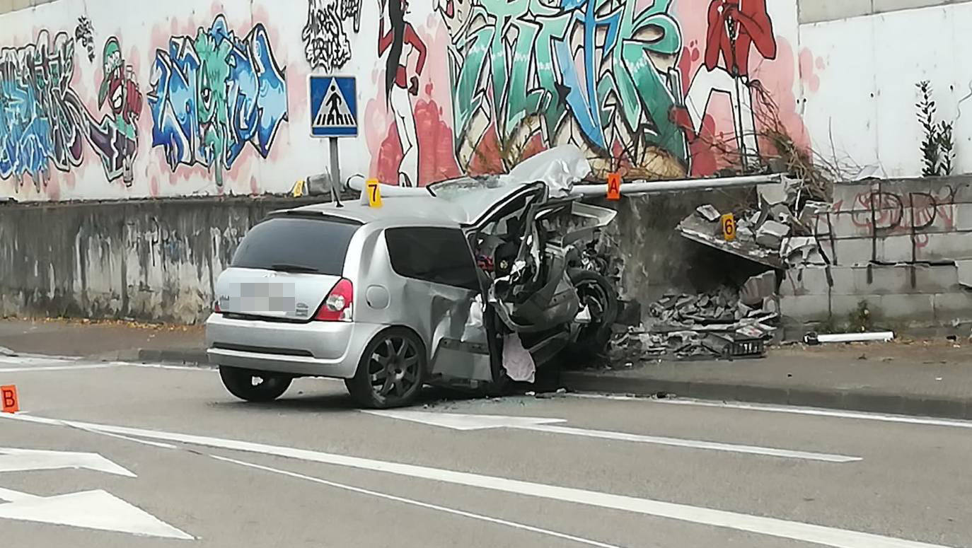 Un hombre y una mujer de 29 7 27 años han resultado heridos de gravedad en un accidente ocurrido en Mieres. El vehículo en el que viajaban se salió de la vía y chocó contra una farola antres de impactar brutalmente contra un muro. Ambos han sido trasladados al HUCA con pronóstico reservado.