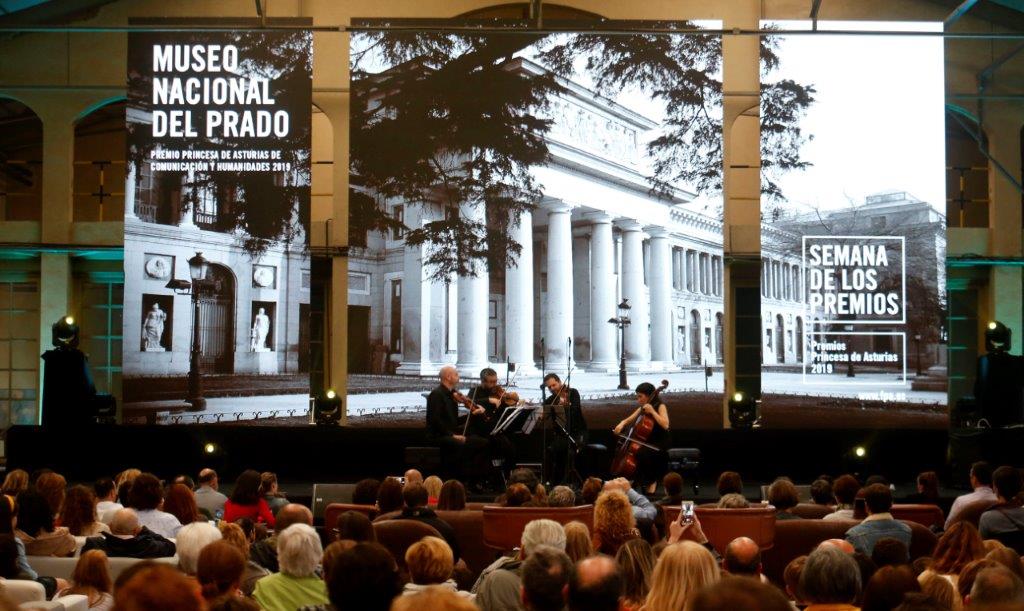 Una jornada dedicada al Museo del Prado ha llenado, desde primera hora, la Fábrica de Armas de La Vega, en Oviedo. Las actividades organizadas en torno a la historia y colección del Premio Princesa de Asturias de Comunicación y Humanidades han hecho las delicias de grandes y pequeños, que han ignorado la persistente lluvia para disfrutar de la gymkana 'Los misterios del Prado' y de propuestas como 'Dentro del cuadro' o el concierto 'Cuarteto del Prado'. 