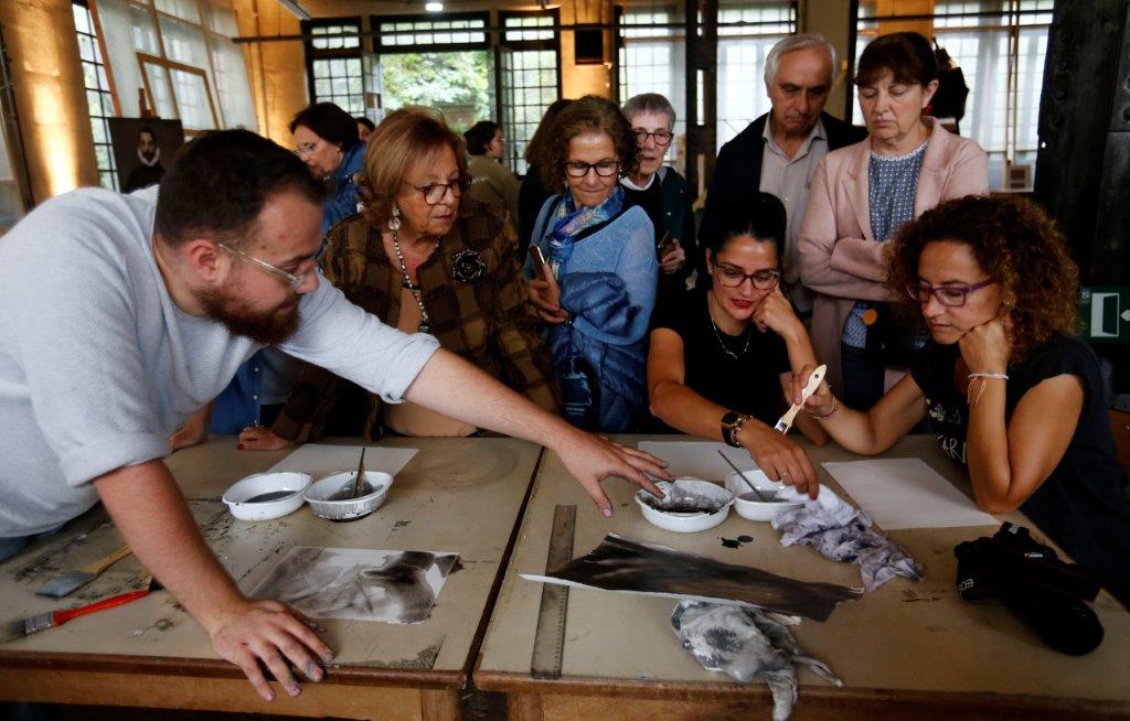 Una jornada dedicada al Museo del Prado ha llenado, desde primera hora, la Fábrica de Armas de La Vega, en Oviedo. Las actividades organizadas en torno a la historia y colección del Premio Princesa de Asturias de Comunicación y Humanidades han hecho las delicias de grandes y pequeños, que han ignorado la persistente lluvia para disfrutar de la gymkana 'Los misterios del Prado' y de propuestas como 'Dentro del cuadro' o el concierto 'Cuarteto del Prado'. 