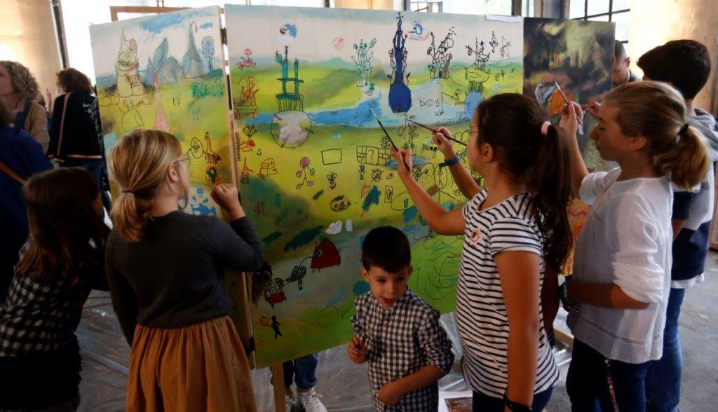 Una jornada dedicada al Museo del Prado ha llenado, desde primera hora, la Fábrica de Armas de La Vega, en Oviedo. Las actividades organizadas en torno a la historia y colección del Premio Princesa de Asturias de Comunicación y Humanidades han hecho las delicias de grandes y pequeños, que han ignorado la persistente lluvia para disfrutar de la gymkana 'Los misterios del Prado' y de propuestas como 'Dentro del cuadro' o el concierto 'Cuarteto del Prado'. 