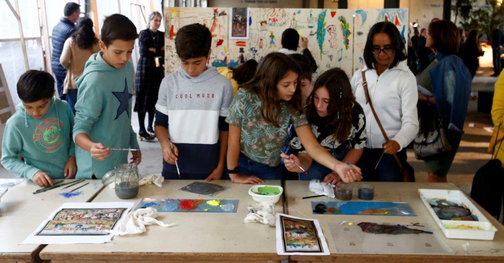 Una jornada dedicada al Museo del Prado ha llenado, desde primera hora, la Fábrica de Armas de La Vega, en Oviedo. Las actividades organizadas en torno a la historia y colección del Premio Princesa de Asturias de Comunicación y Humanidades han hecho las delicias de grandes y pequeños, que han ignorado la persistente lluvia para disfrutar de la gymkana 'Los misterios del Prado' y de propuestas como 'Dentro del cuadro' o el concierto 'Cuarteto del Prado'. 