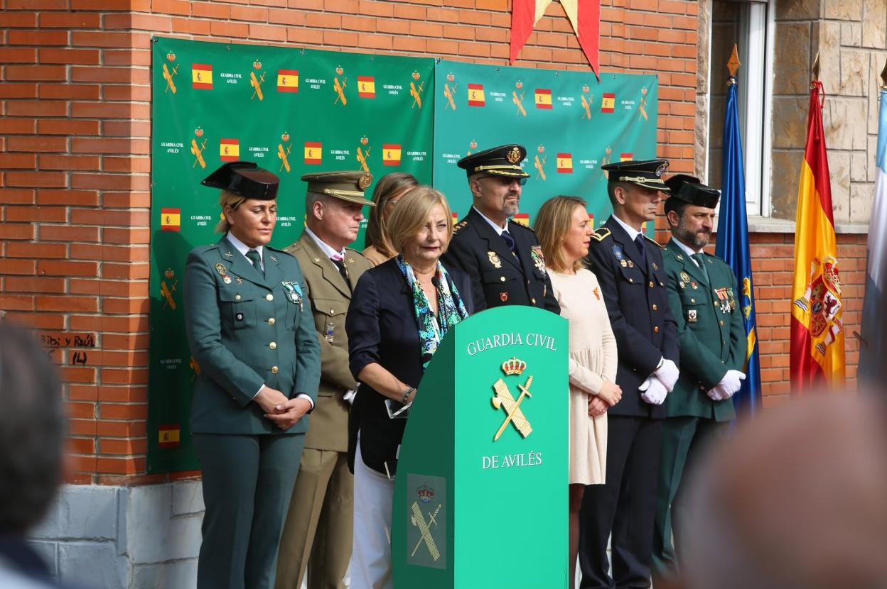 Mariví Monteserín elogió el trabajo de la Guardia Civil, tras ella están la guardia civil Tamara Aza, el capitán José Carlos López Sánchez, la jueza decana Elena Fernández, el comisario de la Policía Nacional Gregorio Valverde, la diputada del PP Reyes Hurlé, el intendente de la Policía Local Santiago Osorio y el guardia civil Miguel Ángel Martín. 