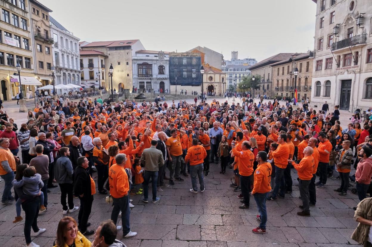 Concentración frente a la Catedral de Oviedo en apoyo a los tres trabajadores encerrados en el templo. 