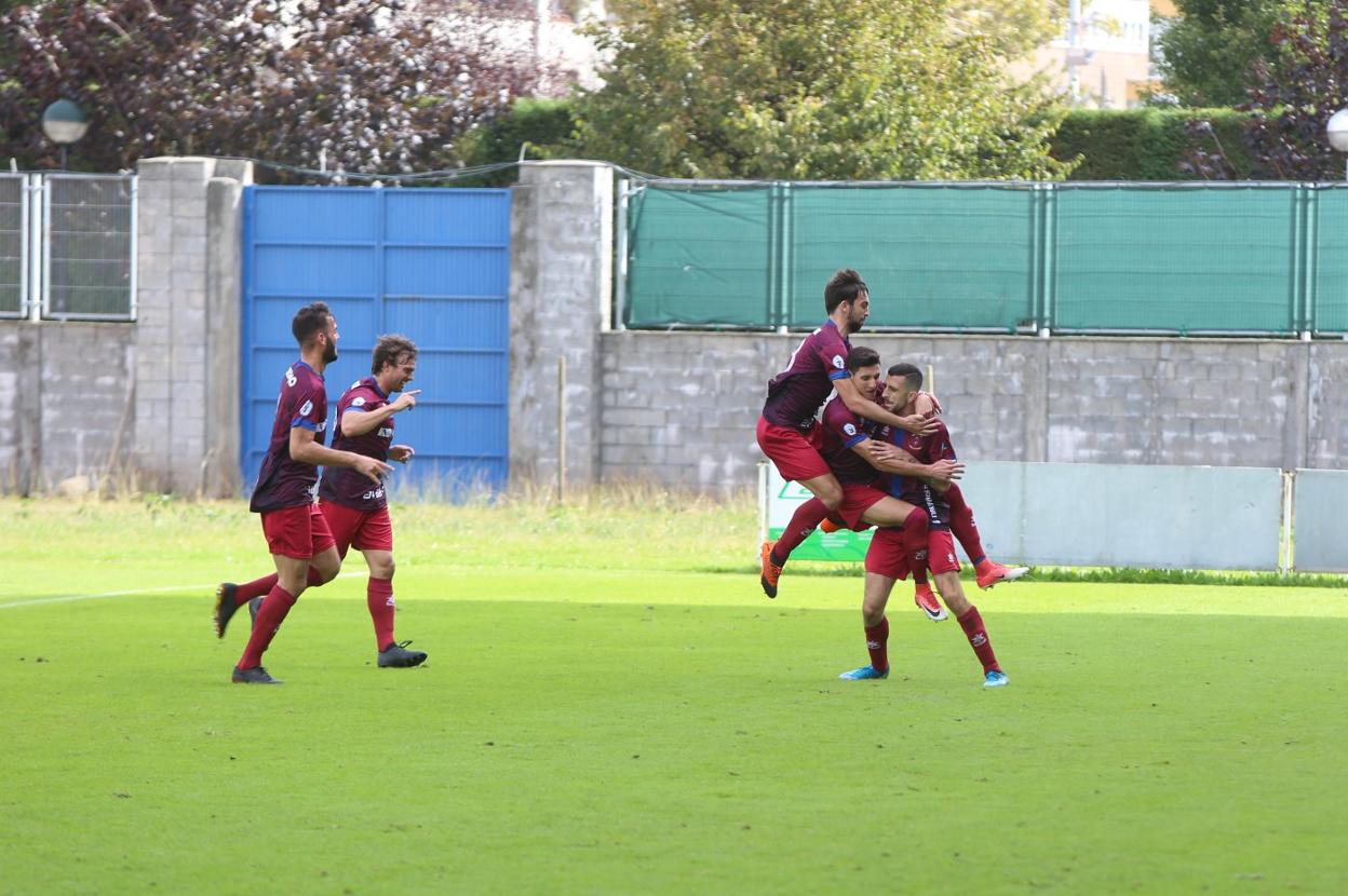 Diego Polo recibe el eufórico abrazo de sus compañeros tras marcar en el Suárez Puerta. 