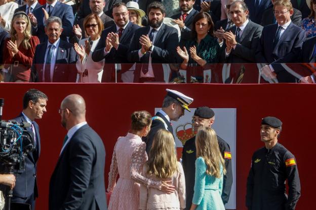 Los Reyes, la Princesa Leonor y la infanta Sofía conversan con el paracaidista accidentado. 