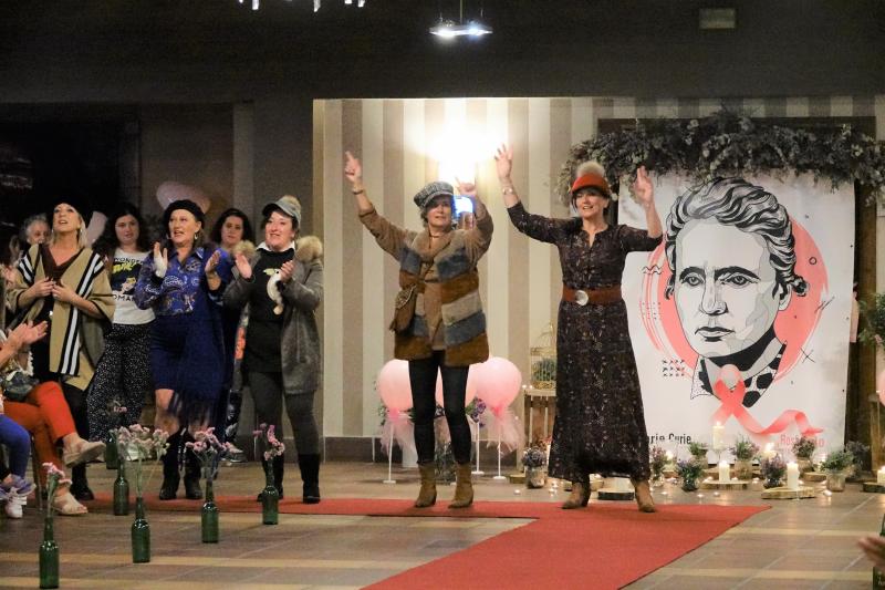 Unas 400 personas han asistido al desfile solidario contra el cáncer de mama organizado por las mujeres del colectivo Rosa Palo en Cangas de Onís. Los fondos recaudadados se destinarán a la investigación del Instituto Oncológico.