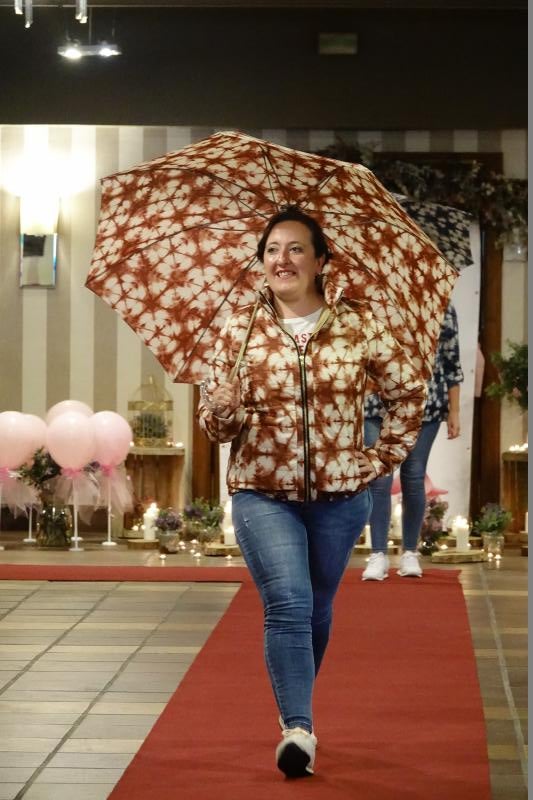 Unas 400 personas han asistido al desfile solidario contra el cáncer de mama organizado por las mujeres del colectivo Rosa Palo en Cangas de Onís. Los fondos recaudadados se destinarán a la investigación del Instituto Oncológico.