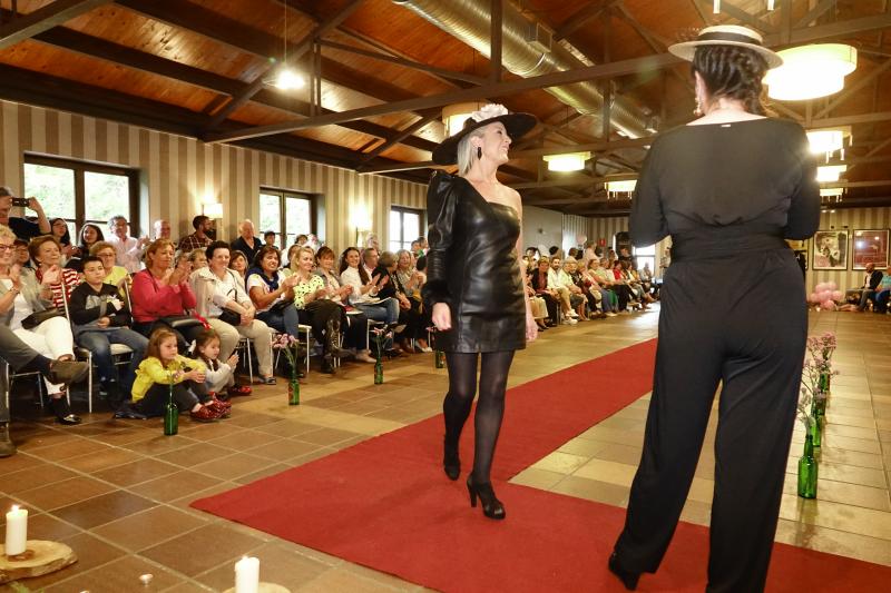 Unas 400 personas han asistido al desfile solidario contra el cáncer de mama organizado por las mujeres del colectivo Rosa Palo en Cangas de Onís. Los fondos recaudadados se destinarán a la investigación del Instituto Oncológico.