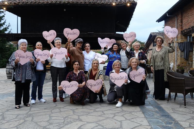 Unas 400 personas han asistido al desfile solidario contra el cáncer de mama organizado por las mujeres del colectivo Rosa Palo en Cangas de Onís. Los fondos recaudadados se destinarán a la investigación del Instituto Oncológico.