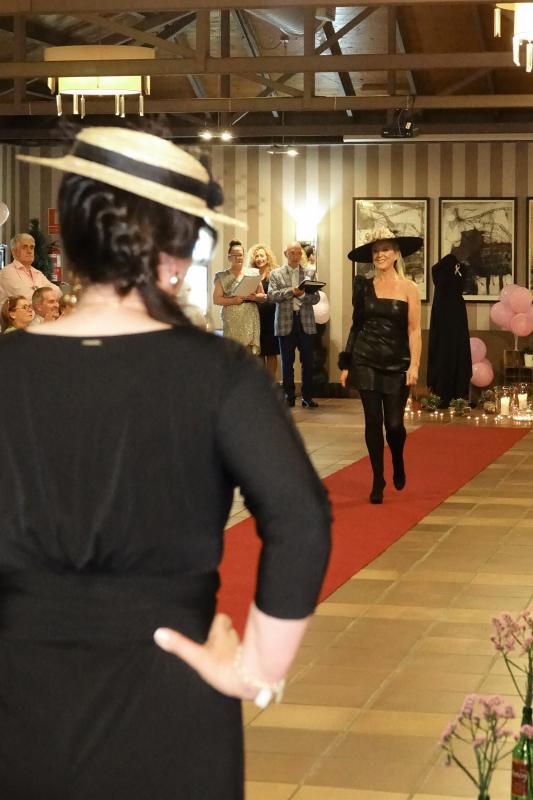 Unas 400 personas han asistido al desfile solidario contra el cáncer de mama organizado por las mujeres del colectivo Rosa Palo en Cangas de Onís. Los fondos recaudadados se destinarán a la investigación del Instituto Oncológico.