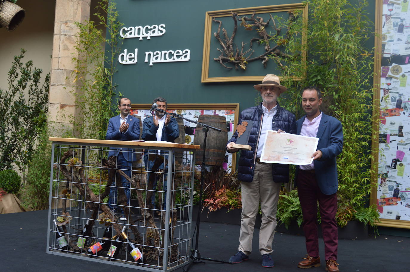 Cangas del Narcea despide la decimoctava edición de la Fiesta de la Vendimia. La organización califica el festejo de «éxito rotundo». Esta mañana se entregaron las distinciones de la DOP Vino de Cangas. El 'Artesano Mayor' reconoció, a título póstumo, al viticultor cangués, César Gutiérrez. El crítico gastronómico Eufrasio Sánchez fue distinguido con la 'Uva Verde' y el empresario Benjamín Alba , con la 'Uva Madura'.