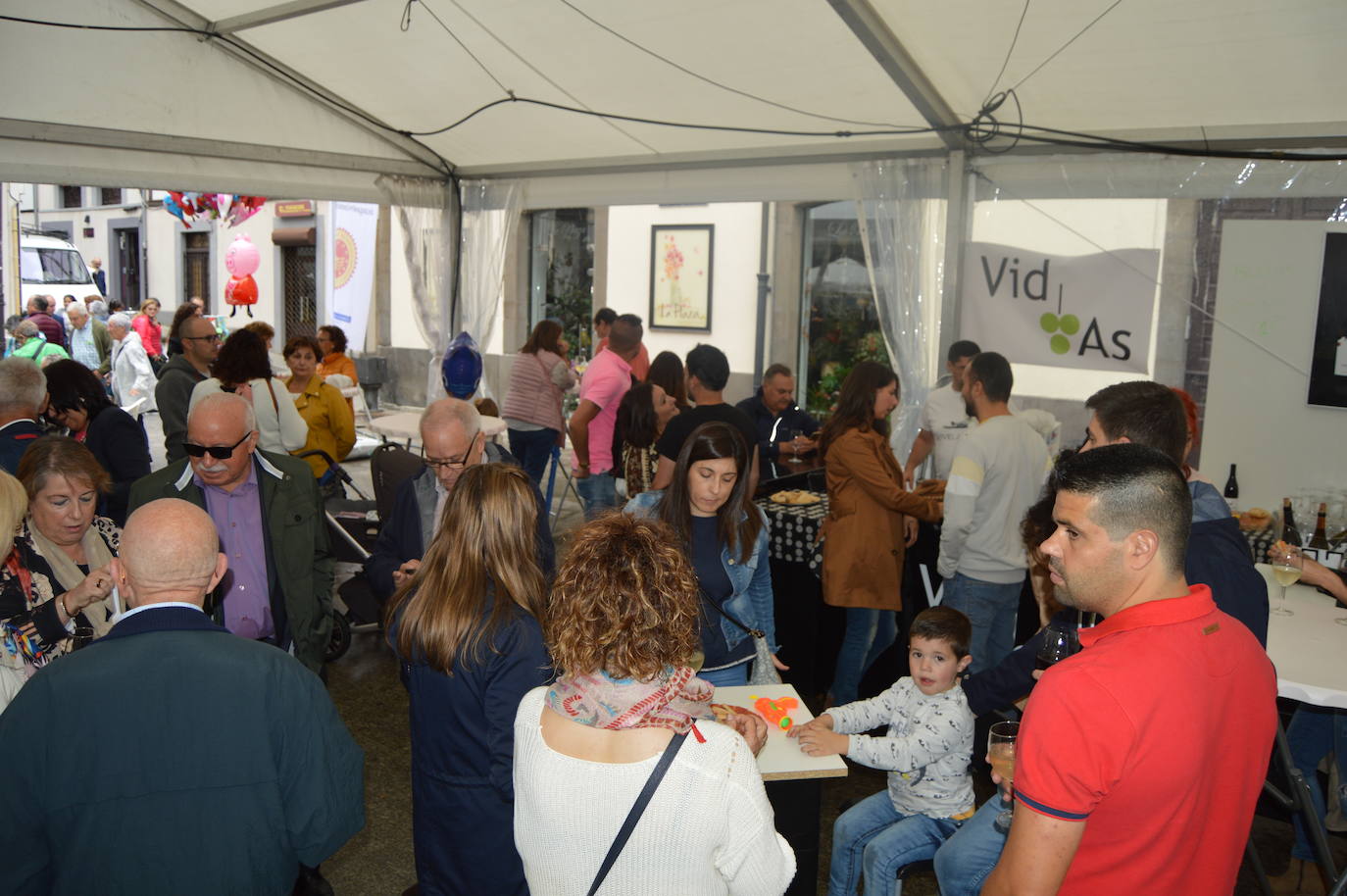 Cangas del Narcea despide la decimoctava edición de la Fiesta de la Vendimia. La organización califica el festejo de «éxito rotundo». Esta mañana se entregaron las distinciones de la DOP Vino de Cangas. El 'Artesano Mayor' reconoció, a título póstumo, al viticultor cangués, César Gutiérrez. El crítico gastronómico Eufrasio Sánchez fue distinguido con la 'Uva Verde' y el empresario Benjamín Alba , con la 'Uva Madura'.