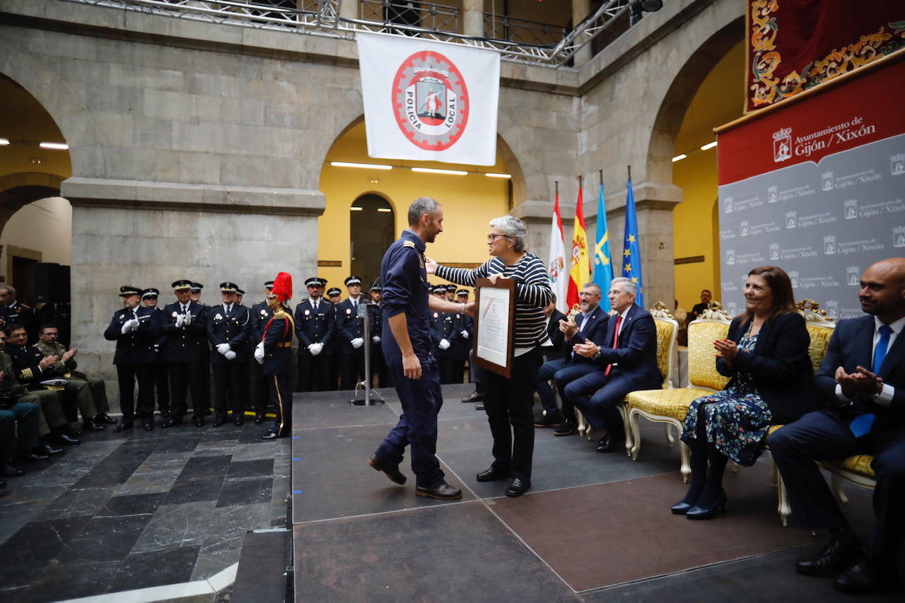 En el acto conmemorativo celebrado en el Antiguo Instituto se ha dinstiguido a los agentes más destacados y a las instituciones que han colaborado con el cuerpo. 