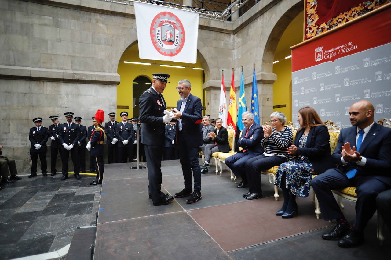 En el acto conmemorativo celebrado en el Antiguo Instituto se ha dinstiguido a los agentes más destacados y a las instituciones que han colaborado con el cuerpo. 