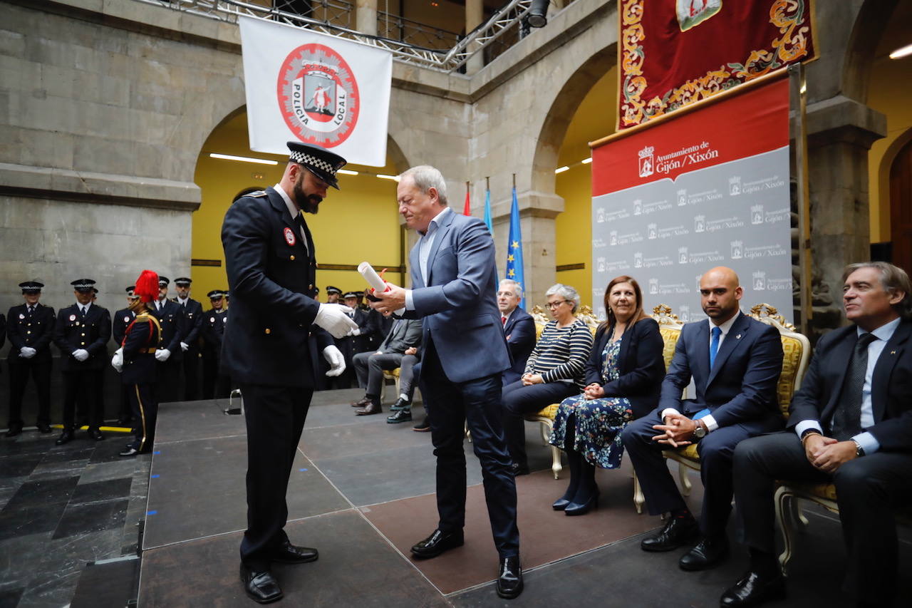En el acto conmemorativo celebrado en el Antiguo Instituto se ha dinstiguido a los agentes más destacados y a las instituciones que han colaborado con el cuerpo. 