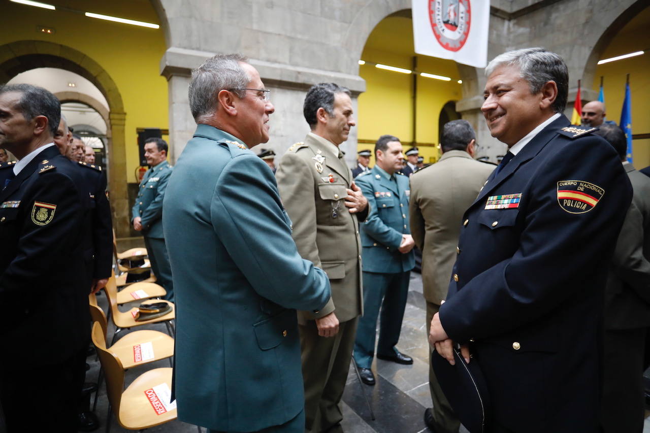En el acto conmemorativo celebrado en el Antiguo Instituto se ha dinstiguido a los agentes más destacados y a las instituciones que han colaborado con el cuerpo. 