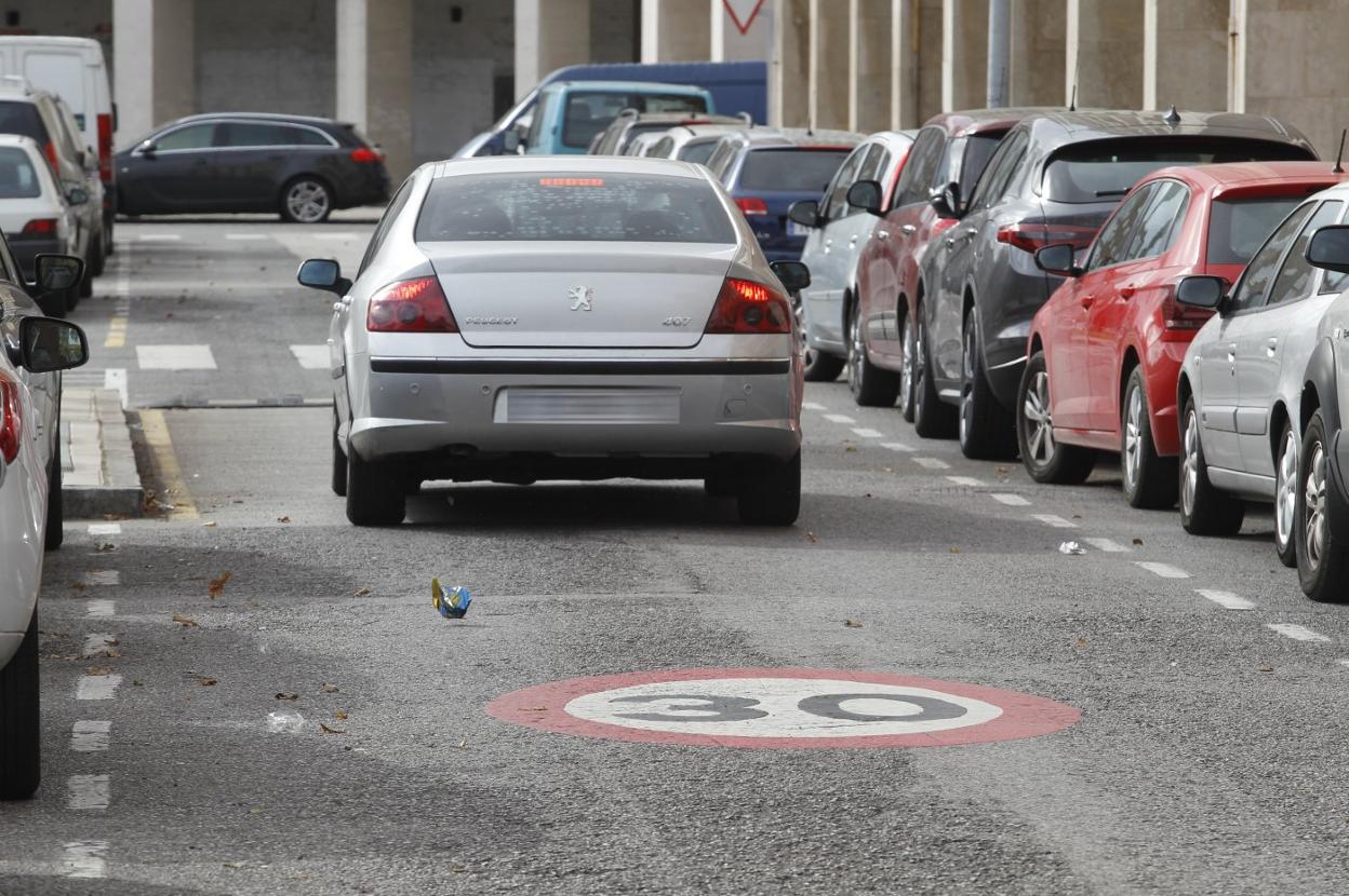 Un coche circula por una calle de Moreda donde ya rige un límite de velocidad de 30 por hora. 