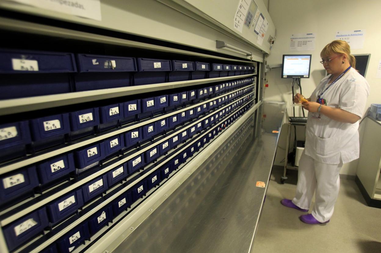 Interior de las instalaciones del servicio de farmacia hospitalaria en el HUCA. 