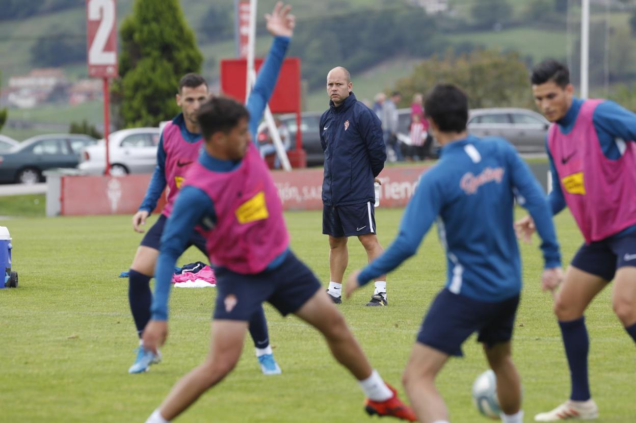 El técnico observa, en un segundo plano, el trabajo del grupo. 