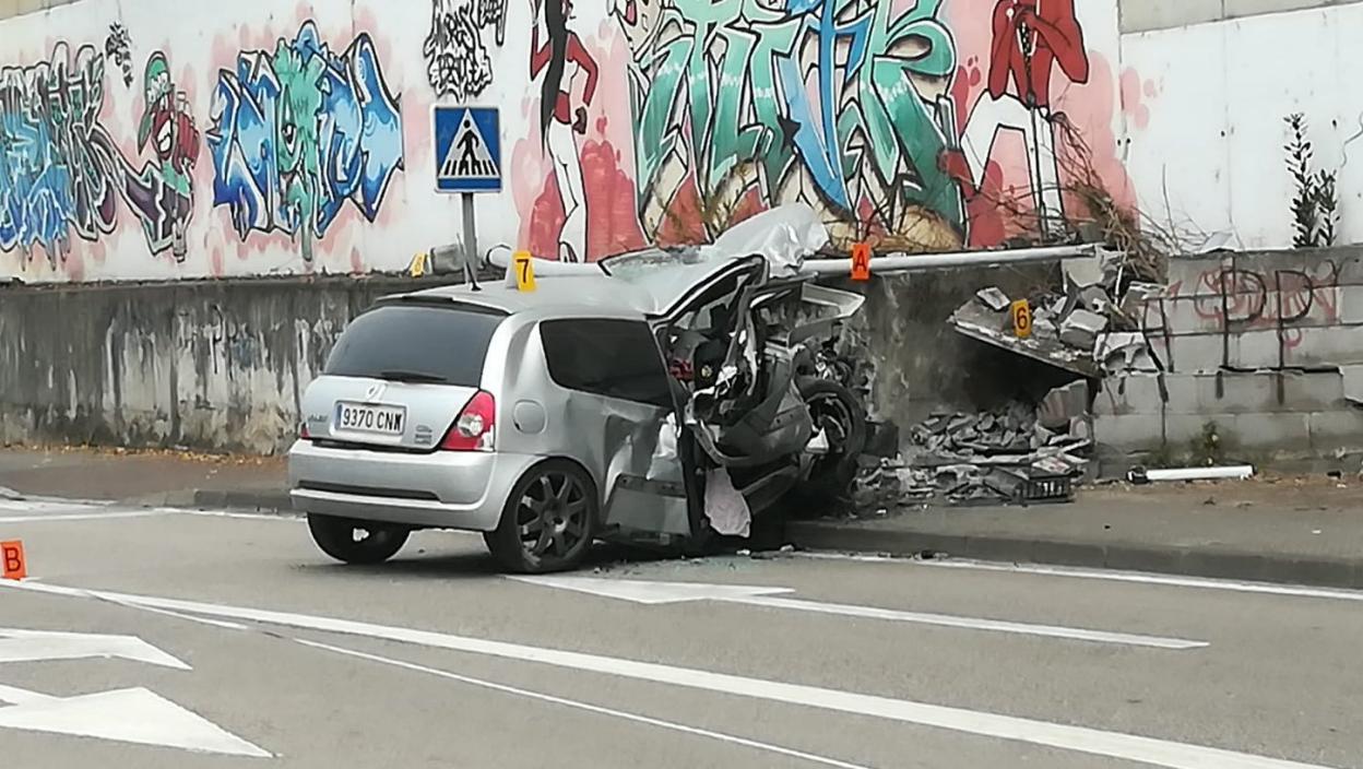 Estado en el que quedó el turismo tras el brutal impacto contra un muro en Mieres. 