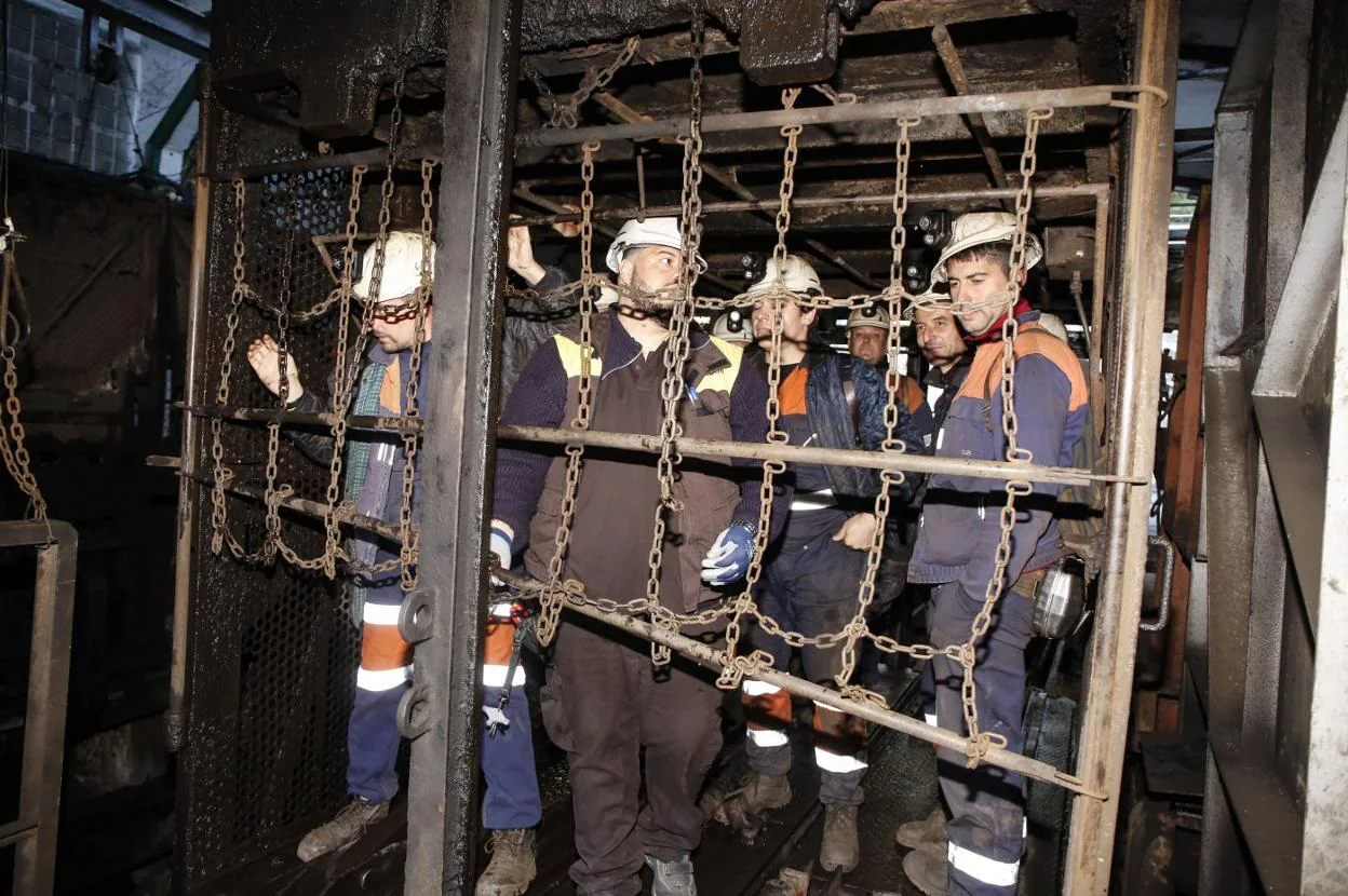 Un grupo de mineros, en el pozo San Nicolás. 