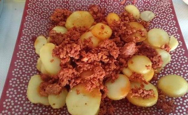 Plato de picadillo con cachelos elaborado en Casa Aida