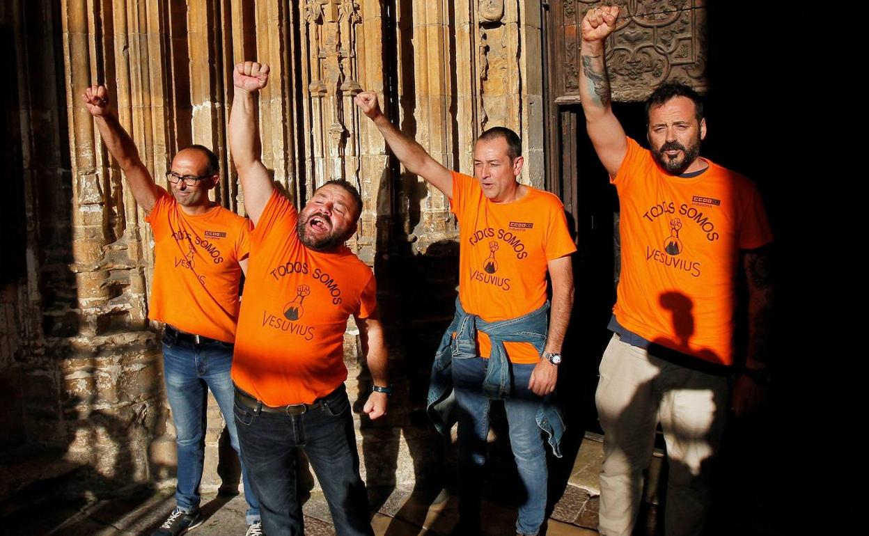 Trabajadores de Vesuvius, que se encerraron el pasado miércoles en la Catedral de Oviedo en protesta por el ERE presentado por la multinacional para sus plantas de Langreo y Miranda de Ebro.