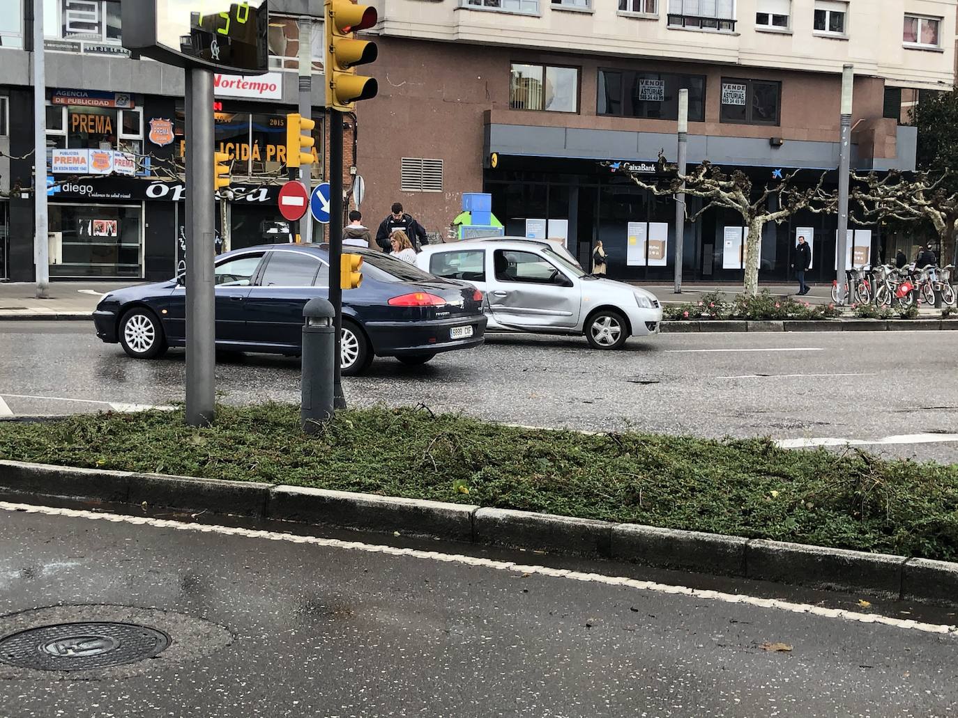 El choque entre dos vehículos dificulta el tráfico en el centro de Gijón