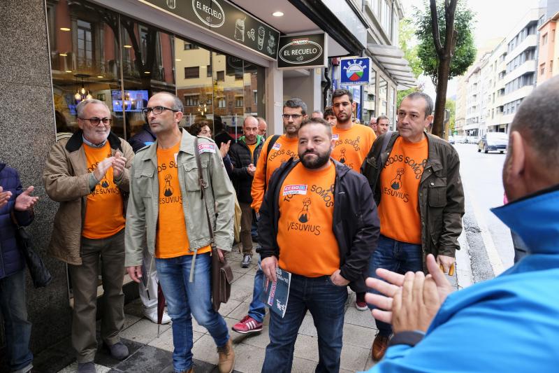 Trabajadores de Vesuvius se han concentrado frente a la sede del Sasec, donde se ha reunido la mesa de negociacion para abordar la aplicación del ERE que amenaza el empleo de 111 personas y el futuro de la planta de Langreo.
