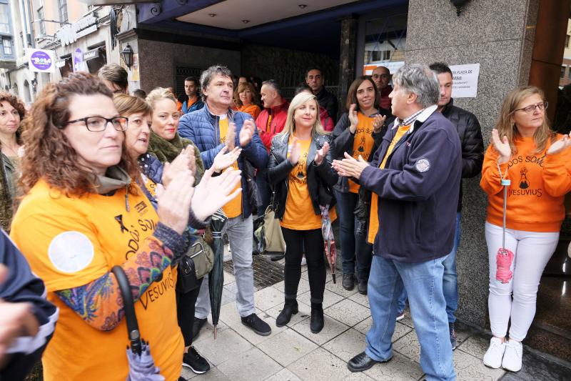 Trabajadores de Vesuvius se han concentrado frente a la sede del Sasec, donde se ha reunido la mesa de negociacion para abordar la aplicación del ERE que amenaza el empleo de 111 personas y el futuro de la planta de Langreo.