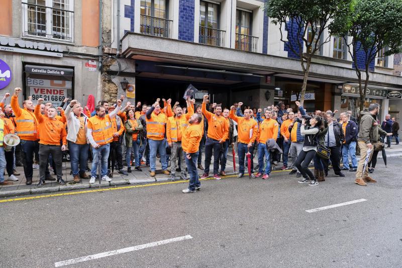 Trabajadores de Vesuvius se han concentrado frente a la sede del Sasec, donde se ha reunido la mesa de negociacion para abordar la aplicación del ERE que amenaza el empleo de 111 personas y el futuro de la planta de Langreo.