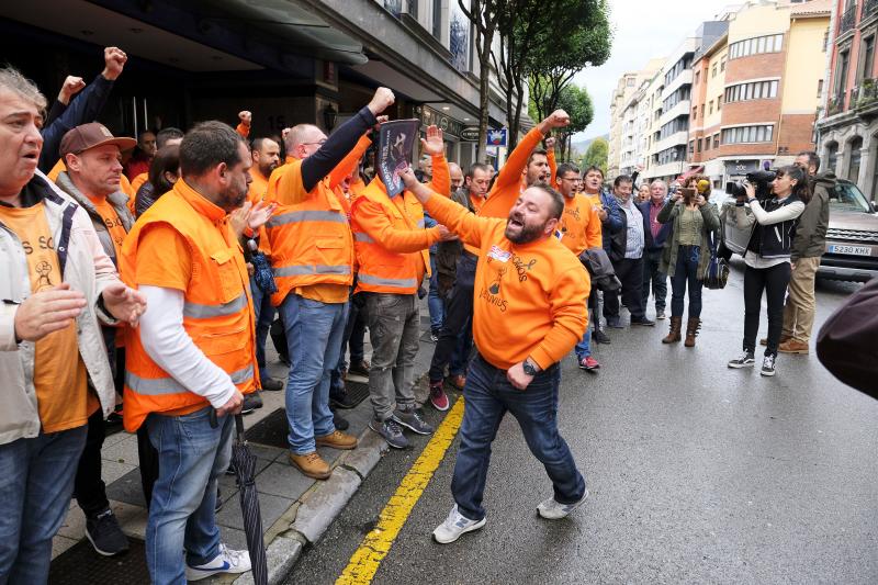 Trabajadores de Vesuvius se han concentrado frente a la sede del Sasec, donde se ha reunido la mesa de negociacion para abordar la aplicación del ERE que amenaza el empleo de 111 personas y el futuro de la planta de Langreo.