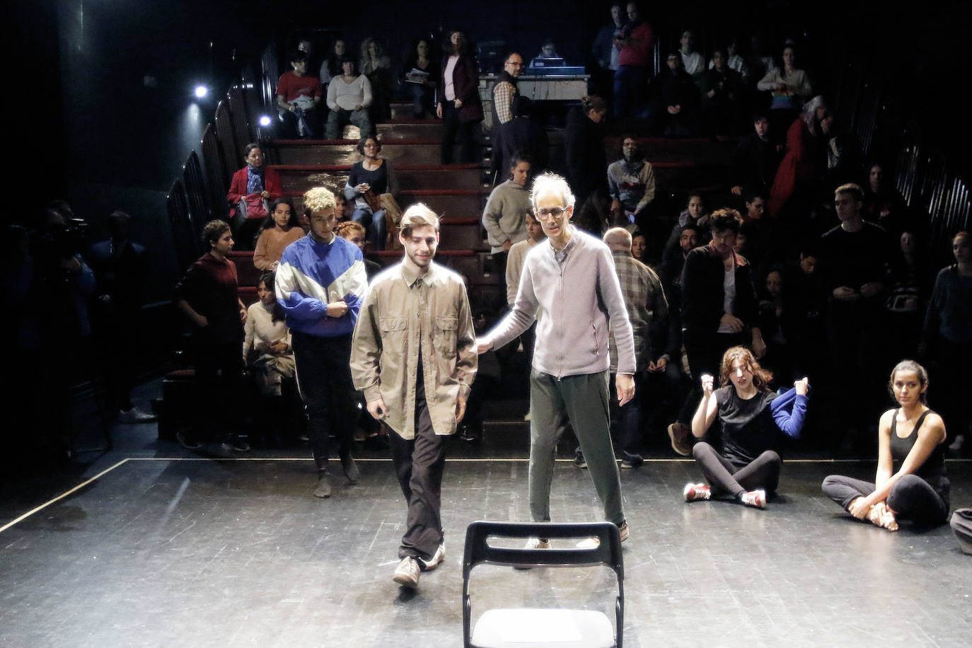 La Escuela Superior de Arte Dramático de Asturias, en Gijón, ha acogido este martes una masterclass de uno de los discípulos españoles de Peter Brook, César Sarachu. Este lunes hacía lo propio el actor Antonio Gil a alumnos de Arte Dramático.