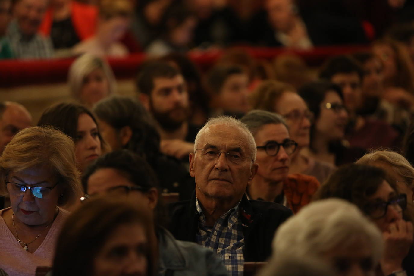 Considerado como el mejor director teatral del siglo XX, Peter Brook ha compartido un encuentro con el público en un acto moderado por el actor Antonio Gil, que se ha desarrollado en el Teatro Palacio Valdés de Avilés.