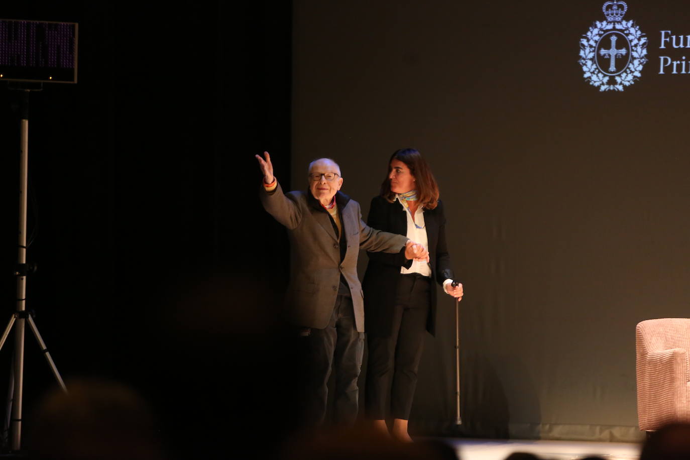 Considerado como el mejor director teatral del siglo XX, Peter Brook ha compartido un encuentro con el público en un acto moderado por el actor Antonio Gil, que se ha desarrollado en el Teatro Palacio Valdés de Avilés.