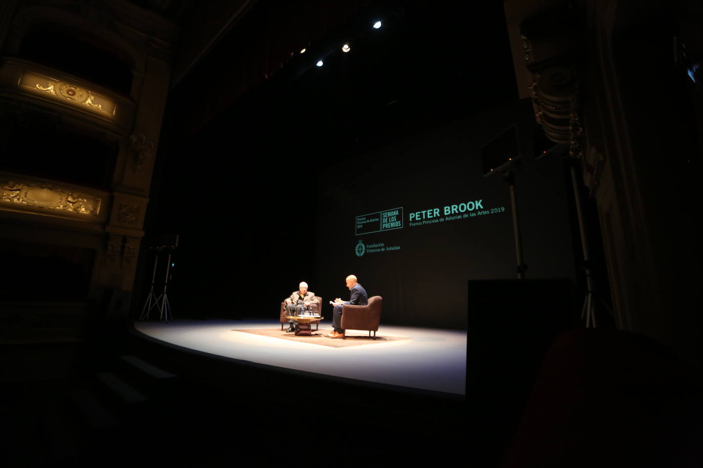 Considerado como el mejor director teatral del siglo XX, Peter Brook ha compartido un encuentro con el público en un acto moderado por el actor Antonio Gil, que se ha desarrollado en el Teatro Palacio Valdés de Avilés.