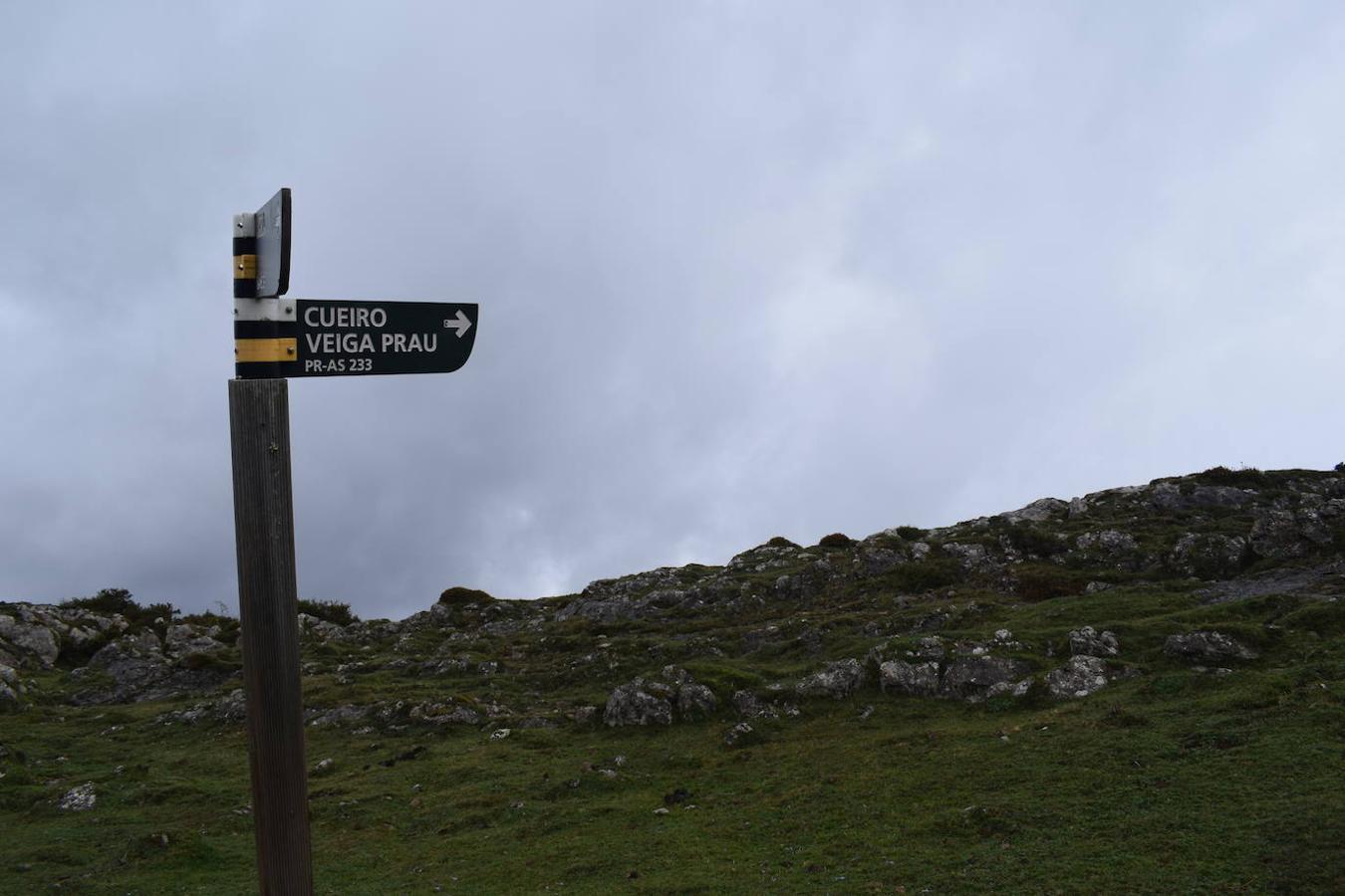 La ruta de las Brañas de Vicenturio y Cueiro es una ruta circular que nos conducirá por las grandes praderías en las que tradicionalmente los pastores dejaban el ganado durante todo el verano. Pasearemos por esta ruta foto a foto y por las partes más destacadas de su recorrido.