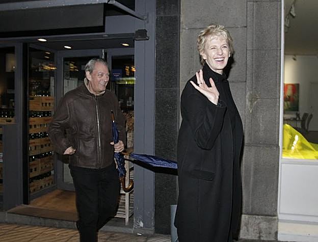 Siri Hustvedt y Paul Auster salen de Gloria, donde disfrutaron de una cena para dos a la que terminó por sumarse otra de las premiadas, Joanne Chory. 