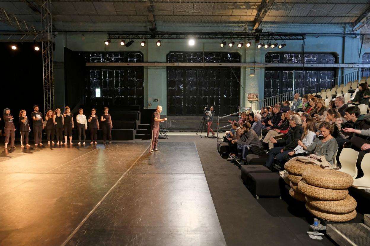 Antonio Gil, durante la master class que ofreció en la tarde de ayer en la Fábrica de Armas. :: FOTOS: JUAN LLACA