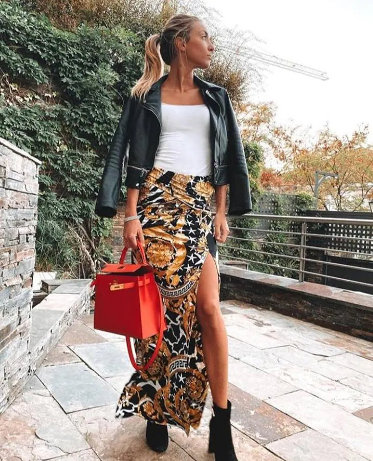 Otro look inspirador es este que propone la modelo Alice Campello en Instagram y en el que no falta una falda larga estampada (en este caso de Versace), una camiseta básica blanca, botines con tacón y la prenda estrella del entretiempo: la chaqueta de cuero.