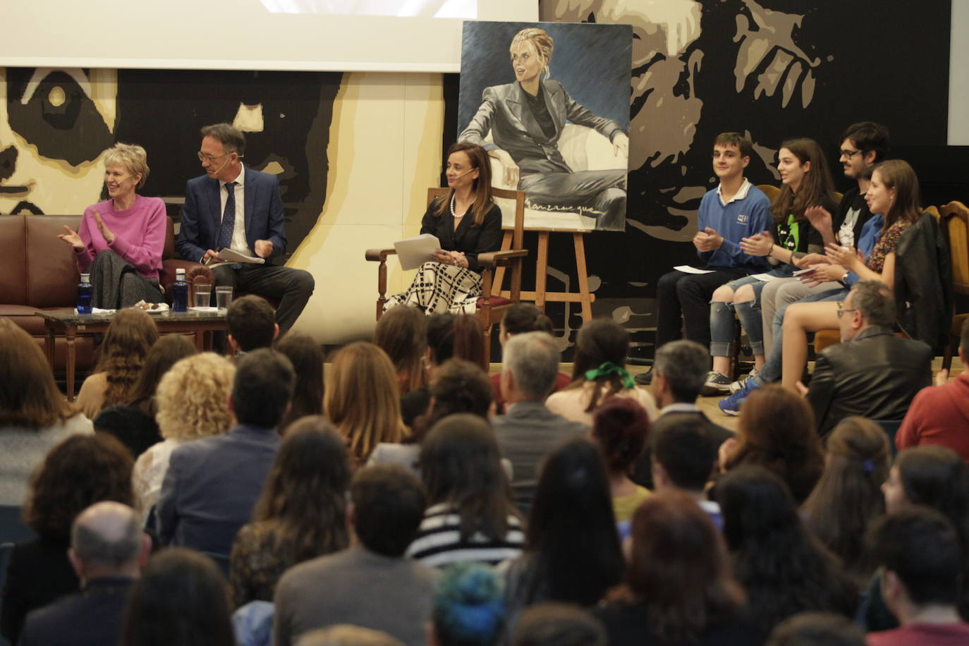 Siri Hustvedt mantiene un encuentro con estudiantes en el IES Alfonso II de Oviedo