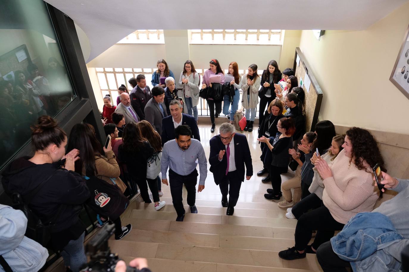 El matemático e ingeniero Salman Khan, Premio Princesa de Asturias de Cooperación Internacional, se ha reunido con alumnos y docentes de magisterio y pedagogía en la Facultad de Formación del Profesorado.