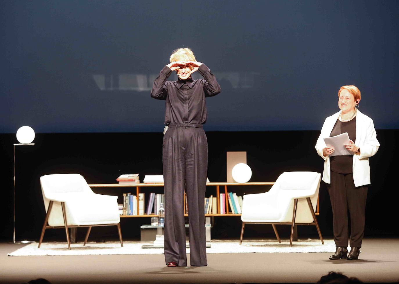 La Premio Princesa de las Letras, la escritora Siri Hustvedt, mantuvo este miércoles un encuentro en el Jovellanos con sus seguidores. 