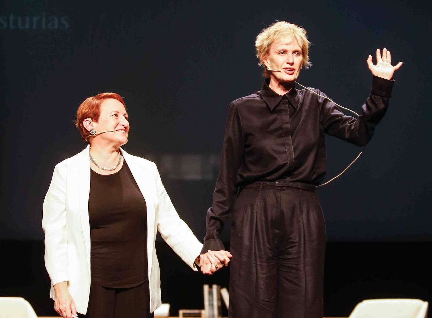 La Premio Princesa de las Letras, la escritora Siri Hustvedt, mantuvo este miércoles un encuentro en el Jovellanos con sus seguidores. 